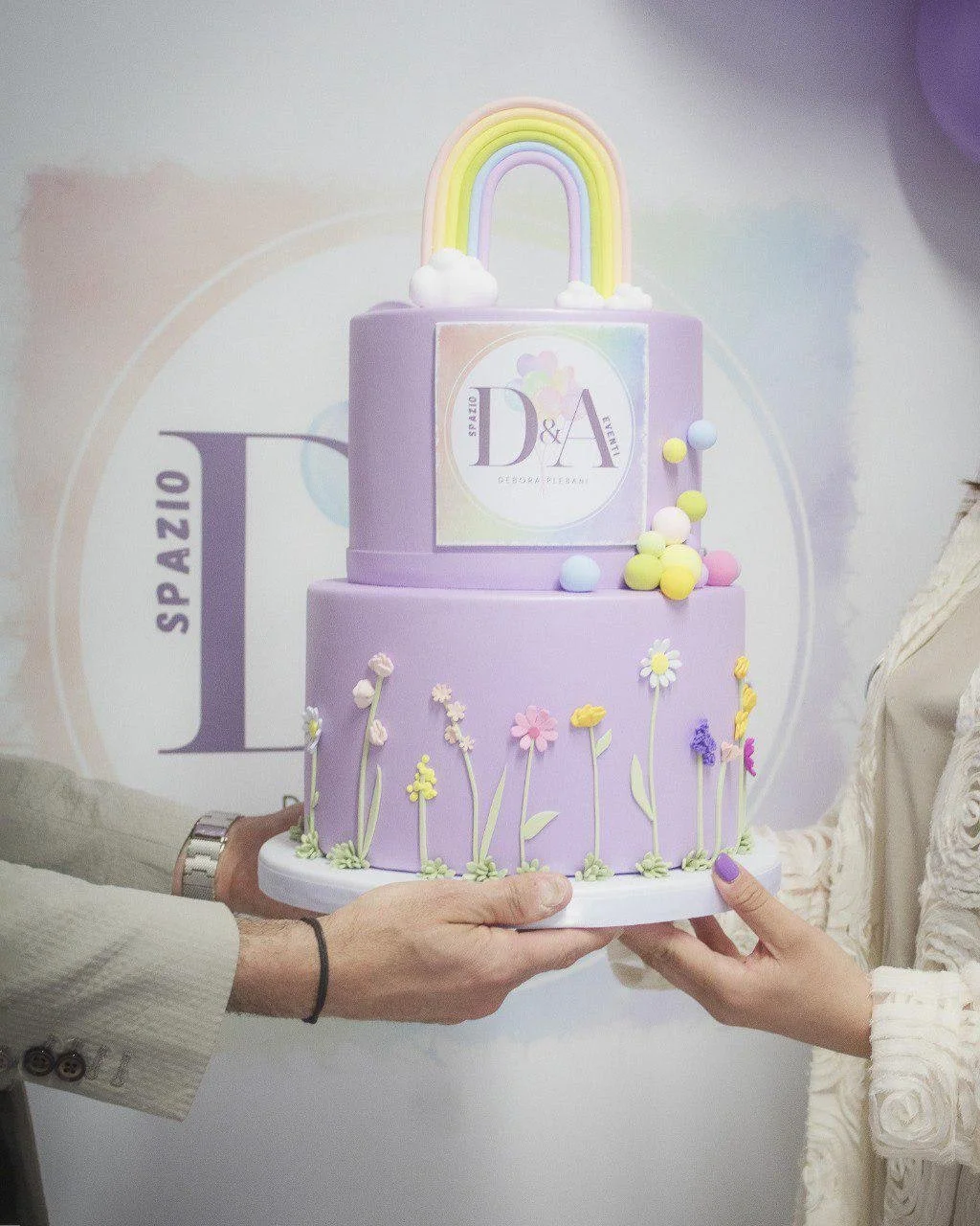 Torta decorata con tema fiorellini e arcobaleno in pastel