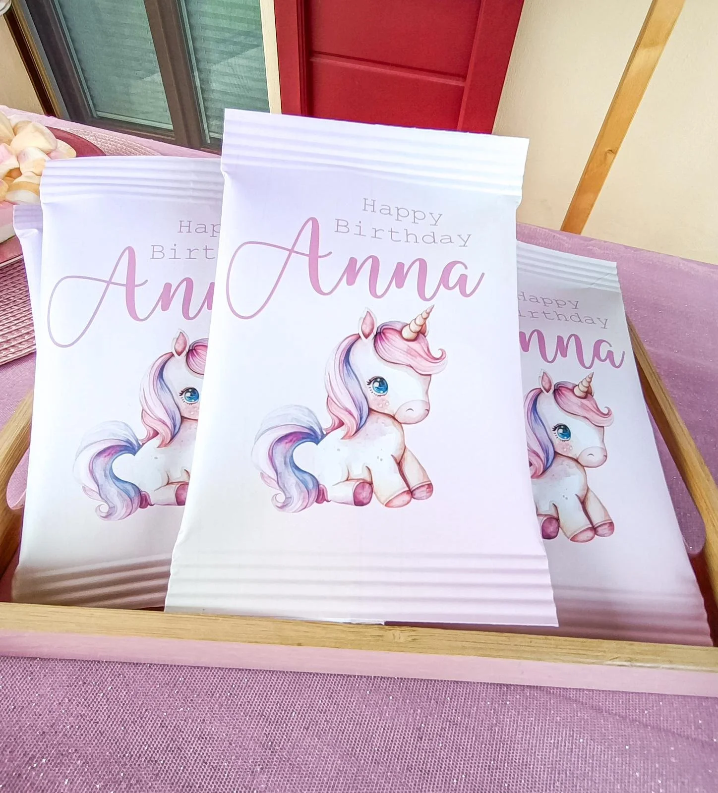 Biglietti di auguri di compleanno con un unicorno rosa e bianco, con testo 'Happy Birthday Anna'.
