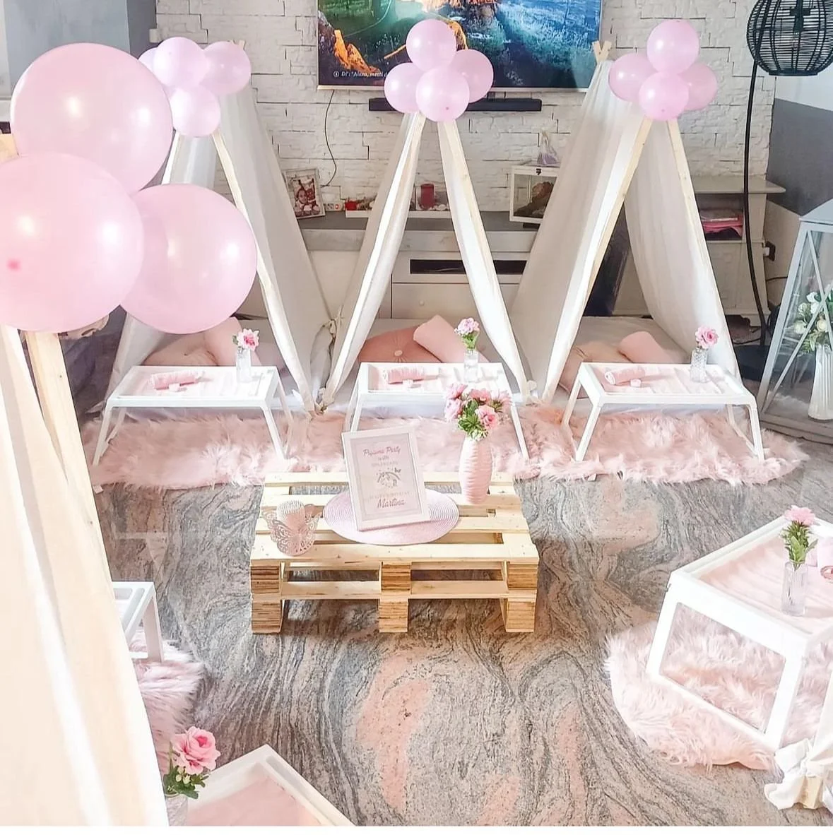 Decorazioni e aree relax in stile rosa pastello con tende, cuscini, fiori e palloncini